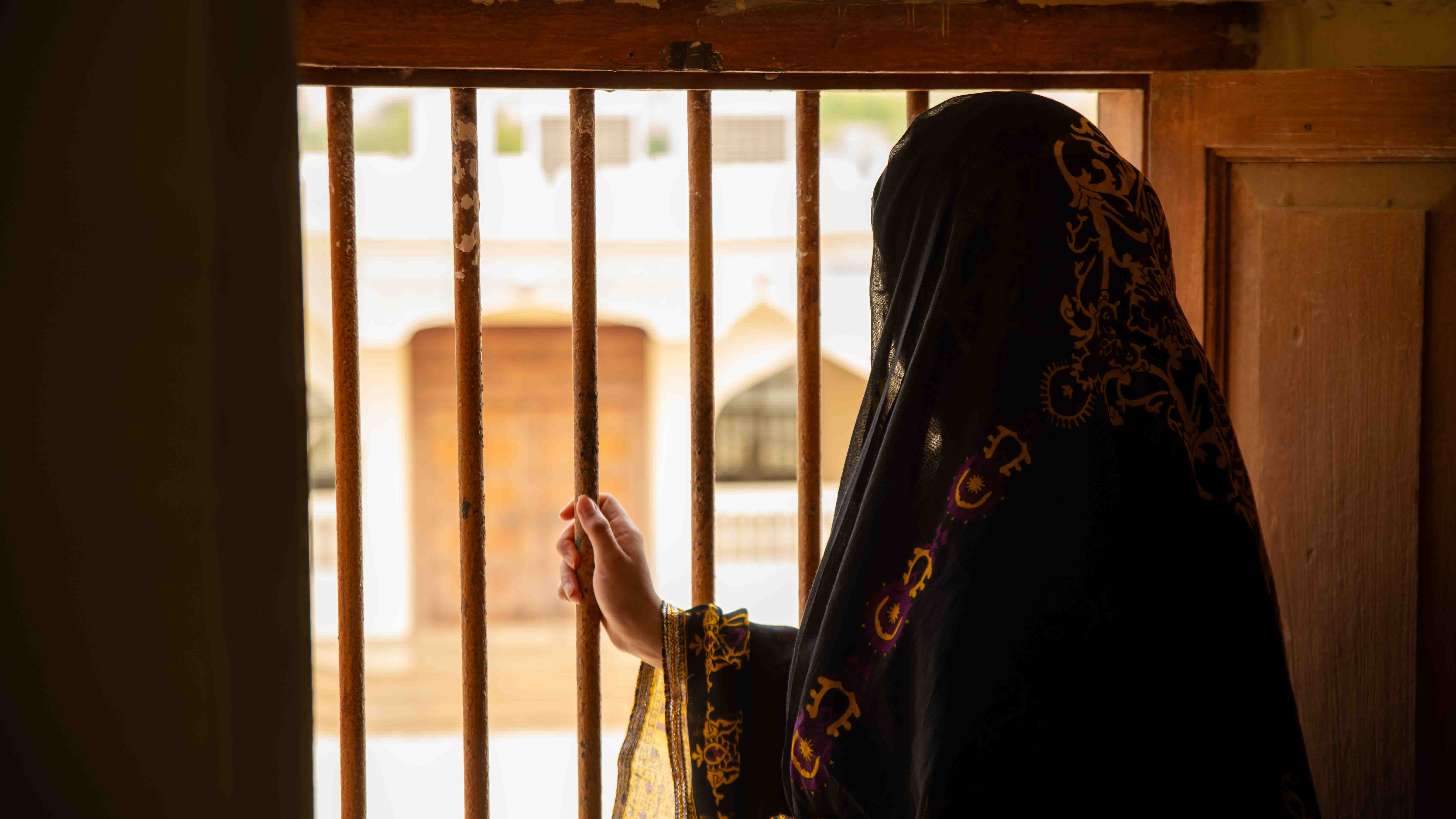 أسرة عرض منزلها للبيع وتناشدكم إنقاذها